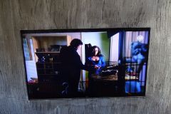 Mur immitation écorce arbre et incrustation tv