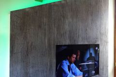 Mur immitation écorce arbre et incrustation tv et led