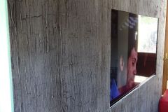 Mur immitation écorce arbre et incrustation tv