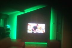 Mur immitation écorce arbre et incrustation tv et led